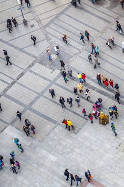 Münih, Almanya - 26 Ekim 2016: Münih, Bavyera, Almanya 'da yaya bölgesinde turistler ve yerel halkla birlikte Marienplatz' a havadan bakış.