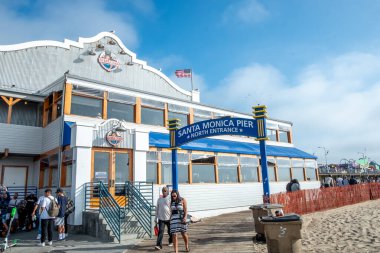 Santa Monica, ABD - 25 Nisan 2019: Santa Monica Pier Ferris Wheel, Kaliforniya ABD Mavi Pasifik Okyanusu