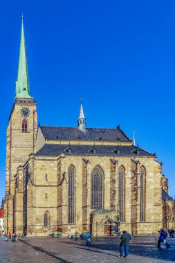 Pilsen, Çek Cumhuriyeti - 2 Ocak 2020: Eski Pilsen kasabasında St. Bartholomew Katedrali olan eski tarihi cadde.