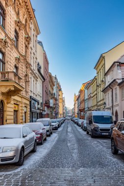 Pilsen, Çek Cumhuriyeti - 2 Ocak 2020: Eski Pilsen kasabasındaki eski tarihi binaların olduğu eski tarihi cadde..