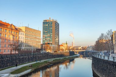 Pilsen, Çek Cumhuriyeti - 2 Ocak 2020: Çekoslovakya Cumhuriyeti 'nin Pilsen kentindeki Radbusa Nehri ve İş Merkezi Bohemya ile kömür santrali hunisi.