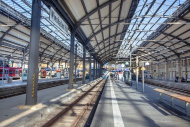 Wiesbaden, Almanya - 18 Şubat 2025: Wiesbaden eski tarihi merkez istasyonundaki insanlar.