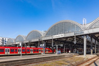 Wiesbaden, Almanya - 18 Şubat 2025: Wiesbaden eski tarihi merkez istasyonundaki insanlar.