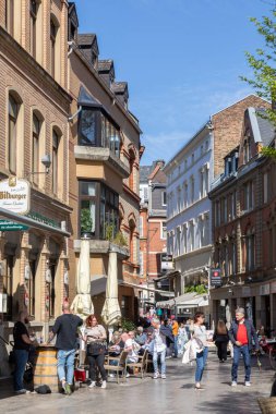 Wiesbaden, Almanya - 3 Nisan 2025: İnsanlar Almanya 'nın Wiesbaden kentindeki yaya bölgesinde güneşli bir cumartesi günü alışverişin keyfini çıkarıyorlar.,