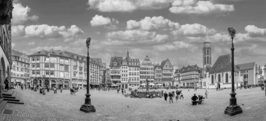 Frankfurt, Almanya - 3 Şubat 2025: İnsanlar Frankfurt 'un tarihi merkezinin ortasındaki Roemerberg Meydanı' nı yarım kereste evleri ve turistik bir merkezle ziyaret etmekten keyif alıyorlar..