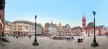 Frankfurt, Almanya - 3 Şubat 2025: İnsanlar Frankfurt 'un tarihi merkezinin ortasındaki Roemerberg Meydanı' nı yarım kereste evleri ve turistik bir merkezle ziyaret etmekten keyif alıyorlar..