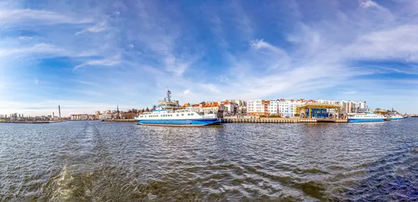 Swinemuende, Polonya - 28 Mart 2016: Polonya 'daki domuz nehrinden Swinemuende limanına, gemilerine ve siluetine bakın.