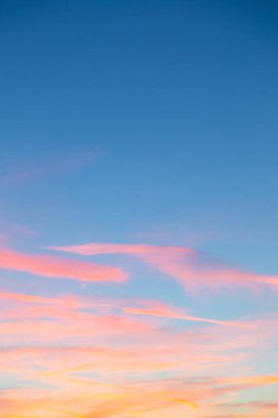 gün batımında mavi ve kırmızı gökyüzünün harmonik deseni