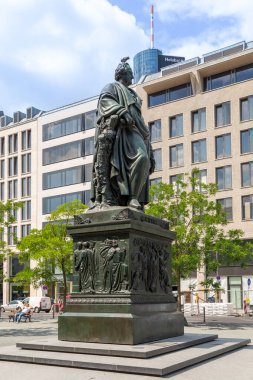 Frankfurt 'taki Goethe meydanında Wolfgang von Goethe' nin tarihi heykeli