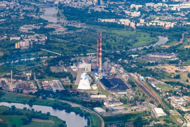 Operasyon altındaki Krakow 'daki birleşik ısı ve elektrik santralinin görüntüsü. Şehrin ihtiyacı olan en büyük ısı ve elektrik üreticisi..