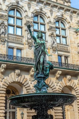 Hamburg 'daki Hamburger Rathaus' un yakınlarındaki Hijyen-Brunnen çeşmesinin figürü.