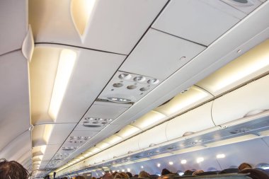 Modern bir jet uçağının kabininde.