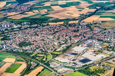 Almanya 'nın Hesse kentindeki eski tarihi köy ve modern sanayi bölgesi manzaralı Gross Gerau antresi