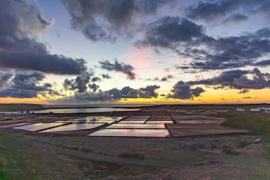 Lanzarote Janubio serum fizyolojik ile eski toteen rüzgar değirmeni mavi gökyüzü altında tuz kazık