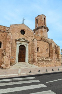 Tarihi Saint Laurent Kilisesi, Marsilya, Fransa. St. Laurent Kilisesi, balıkçıların ve deniz insanlarının bulunduğu bir kilisedir. Roma-taşra kilisesi 12. yüzyılda inşa edildi, Apollo 'ya adanmıştır.