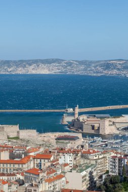 Marsilya 'nın ufuk çizgisi kıyısı ve tarihi liman manzarası, Fransa