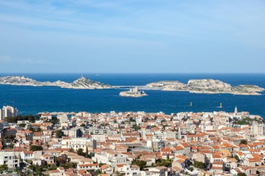 Marsilya 'nın ufuk çizgisi kıyısı ve tarihi liman manzarası, Fransa