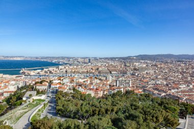 Marsilya 'nın ufuk çizgisi kıyısı ve tarihi liman manzarası, Fransa