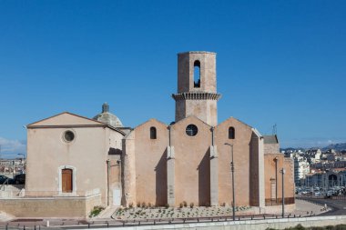 Tarihi Saint Laurent Kilisesi, Marsilya, Fransa. St. Laurent Kilisesi, balıkçıların ve deniz insanlarının bulunduğu bir kilisedir. Roma-taşra kilisesi 12. yüzyılda inşa edildi, Apollo 'ya adanmıştır.