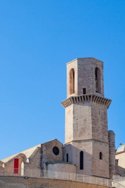 Tarihi Saint Laurent Kilisesi, Marsilya, Fransa. St. Laurent Kilisesi, balıkçıların ve deniz insanlarının bulunduğu bir kilisedir. Roma-taşra kilisesi 12. yüzyılda inşa edildi, Apollo 'ya adanmıştır.