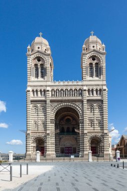 Marsilya 'daki Cathedrale de la Major' ın önünde. 1852 ve 1893 yılları arasında inşa edilen bina, zamanının en büyük katedrallerinden biri olarak kabul edilir..