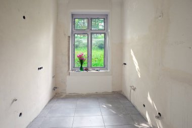 Beyazlar içinde yenilenmiş banyo, penceresi hijyenik olmayan.