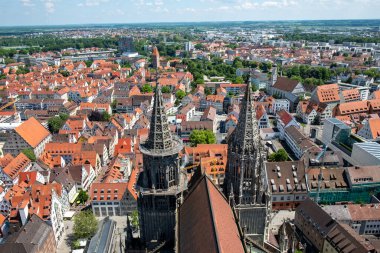 Ulm 'daki Minster' dan Ulm 'un ufuk çizgisine kadar hava görüntüsü