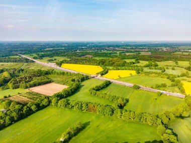 Hamburg yakınlarında nehir kenarındaki kırsal arazide otoyol ve tarlalar var.