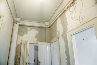 Alçı duvarlı ve tahta panelli yenilenmiş eski koridor odası önce ahşap duvar kağıtları ile kaplıydı.