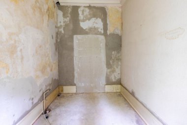 Alçı duvarlı yenilenmiş eski oda ve yerde ahşap paneller önce ahşap duvar kağıtları ile kaplıydı.