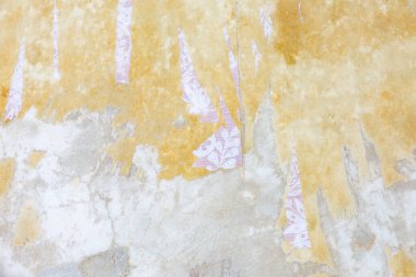 Ahşap yonga duvar kağıdını orijinal duvar deseniyle kaldırdıktan sonra hasar gören tarihi duvarın arkaplanı veya ayrıntıları