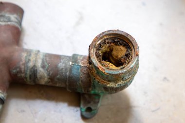 Geçen yüzyıldan kalma tıkanmış metal su borusu neredeyse su yüzünden kapanıyordu.