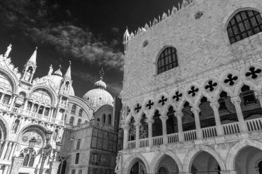 Venedik 'teki St. Marks Meydanı' nda Doges Sarayı ve San Marco Katedrali, Venedik, İtalya