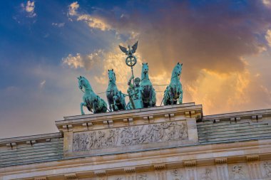 Almanya, Berlin 'deki Brandenburg Kapısı' nın tepesindeki Quadriga manzarası