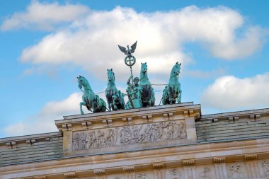 Almanya, Berlin 'deki Brandenburg Kapısı' nın tepesindeki Quadriga manzarası