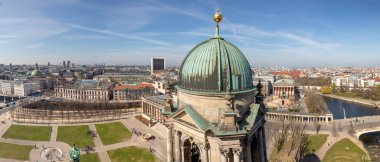 Berlin 'in silueti Kubbe platformunun eski batı kısmına bakıyor.