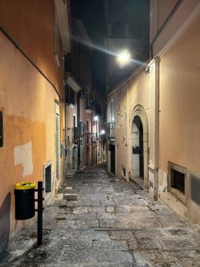 İtalya, Potenza 'da geceleri eski evleri olan eski dar bir sokak lambası.
