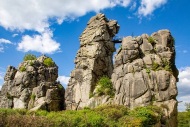 Horn-Bad Meinberg yakınlarındaki Teutoburg Ormanında bulunan ünlü Externsteine taşları, Detmold, Almanya