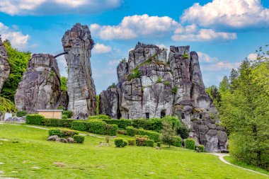Horn-Bad Meinberg yakınlarındaki Teutoburg Ormanında bulunan ünlü Externsteine taşları, Detmold, Almanya