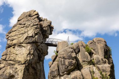 Horn-Bad Meinberg yakınlarındaki Teutoburg Ormanında bulunan ünlü Externsteine taşları, Detmold, Almanya