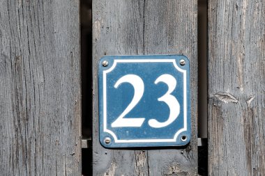 23 numaralı ev ahşap bir duvarda.
