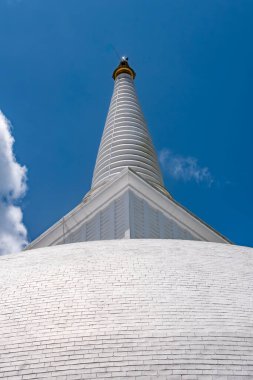 Anuradhapura, Sri Lanka 'da bulunan Ruwanweli Maha Saya, Budist bir stupadır. Manevi önemiyle bilinen yer, barışı sembolize eden önemli bir hac mekanıdır..