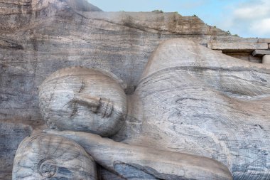 Sri Lanka 'da yatan taş Buda