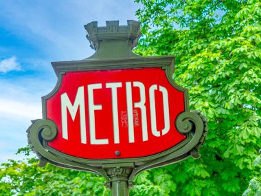 Paris metro işareti eski duvar karşı bir elektrik direği ile