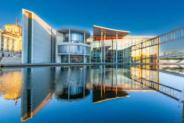 Marie-Elisabeth-Lueders-İnşaat ile Berlin hükümet bölgesinin sabah ışığında panorama.