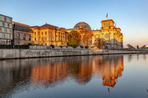 Reichstag nehir Spree, Berlin yansıması ile