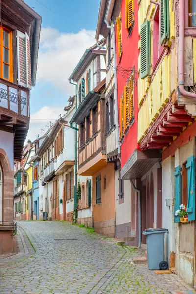 Barr, Alsace 'de tarihi yarı ahşap evleri olan manzaralı eski dar kaldırım taşı yolu.