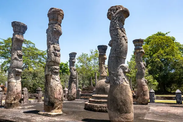 Bir Budist manastırının kalan sütunları Nissanka Latha Mandapaya Orta Sri Lanka eyaletindeki Polonnarawu antik kentinde..