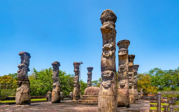 Sri Lanka 'nın Polonnarawu kentindeki Nissanka Latha Mandapaya Budist manastırının kalan sütunları..