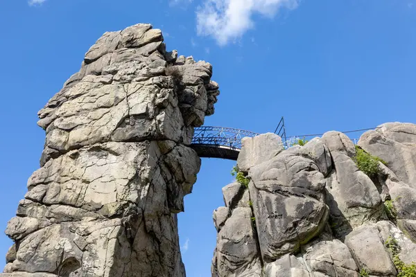 Horn-Bad Meinberg yakınlarındaki Teutoburg Ormanında bulunan ünlü Externsteine taşları, Detmold, Almanya